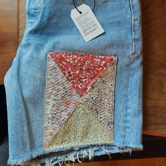 Levi's 501 90s Quilt Jean Shorts - Picture 4 of 7